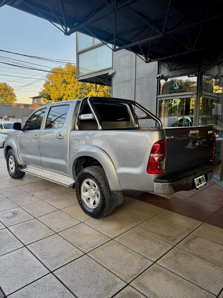 Toyota Hilux SR — foto 7